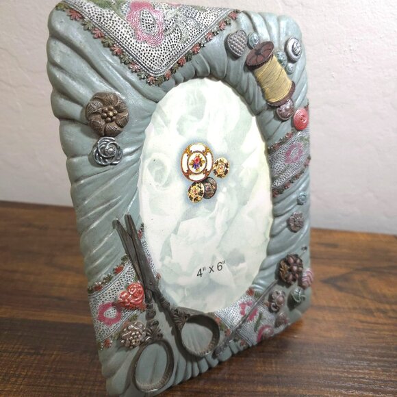 Sewing-Themed Resin Frame 4"x6" 3D Decorative Buttons Scissors Thread Spool - Picture 6 of 8